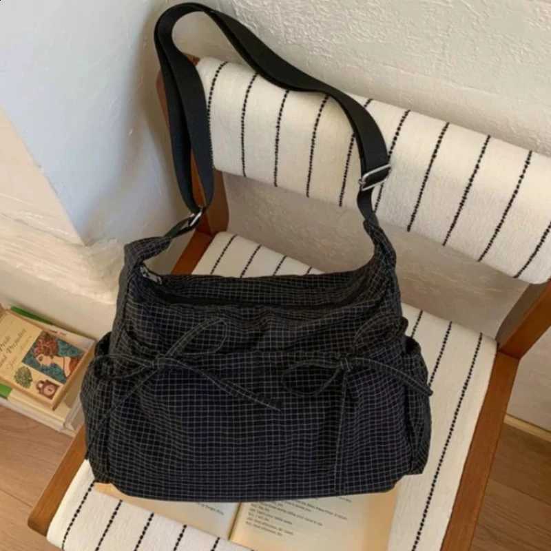 Designer Texture Fiable Nyl Plaid Crossbody Bag Casual and Versatile Small and Unique Hobo Bag Luxury Brand Designer Bags J260916