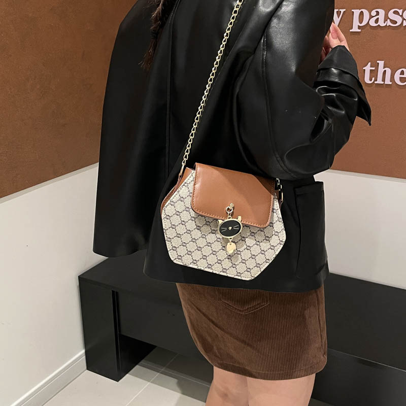 Stylish 2025 New Women's Crossbody Bag, Popular High-End Design Featuring Chic Chain Hexagonal Shape, A Fashionable And Lightweight Luxury Hand