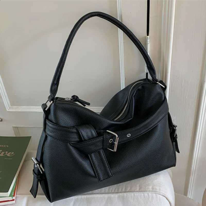 Designer Large Capaci Casual Y2k Cmuter Black Tote Bag Faiable Motorcycle Bag Underarm Crossbody Bag for Young Men and Wen Handbags J260916