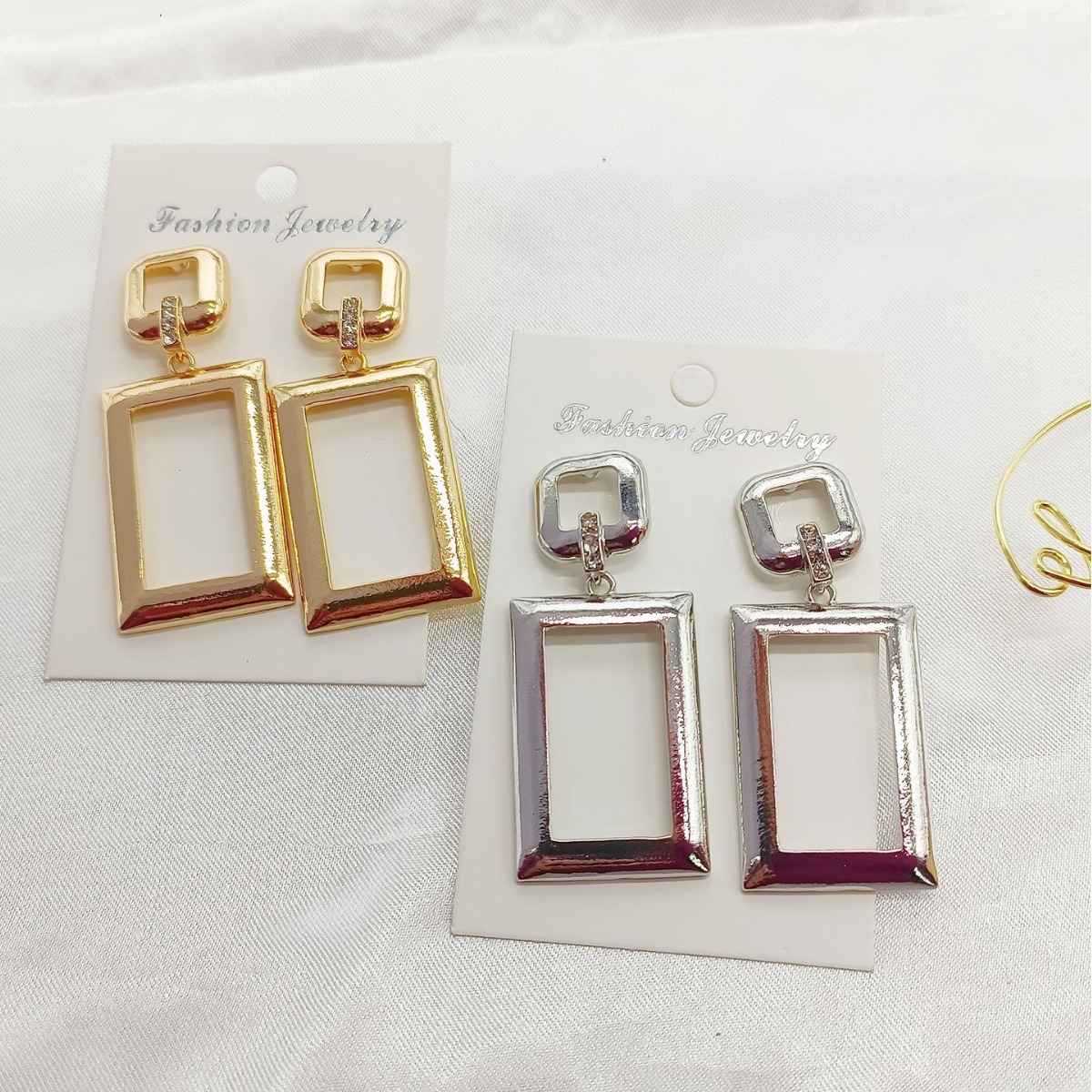 European American fashion, Instagram-style retro metal elegant and minimalist rectangular drop earrings, featuring a light luxury geometric design