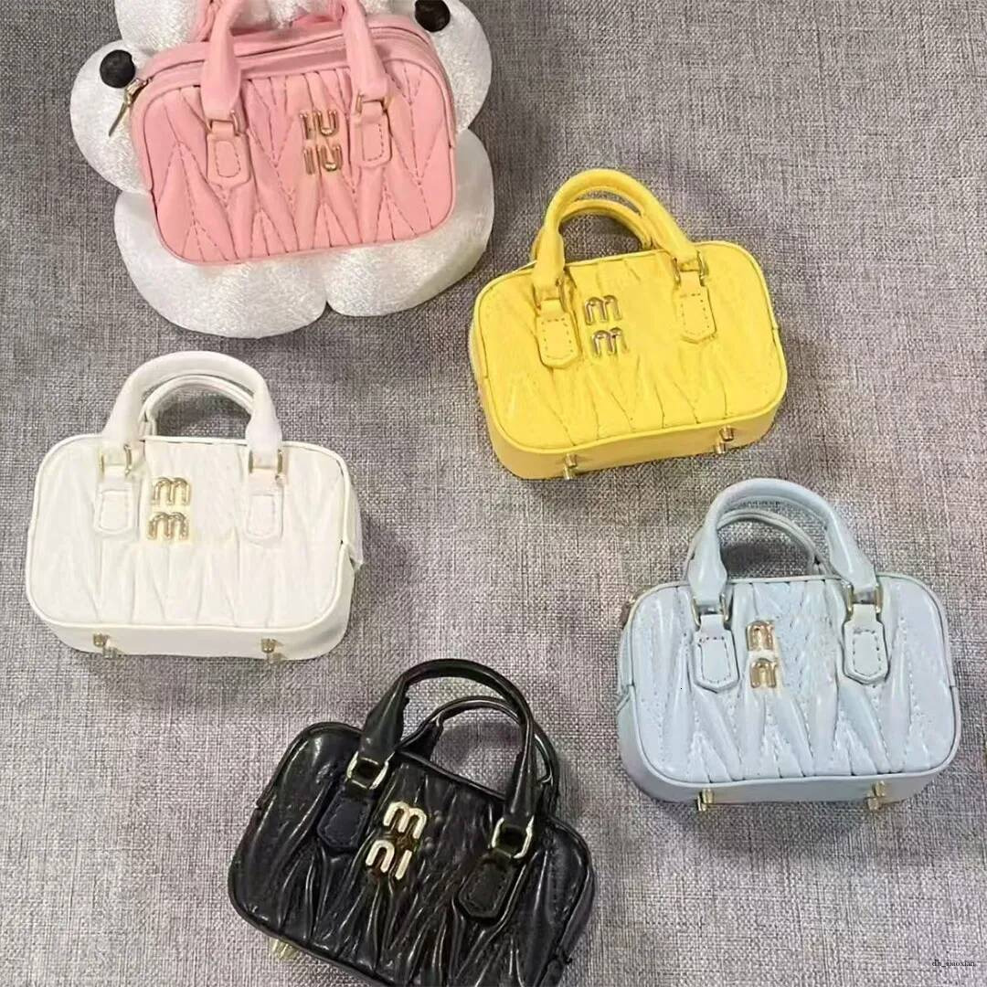 Designer Lettre M Bowling Porte-clés Charme Rouge À Lèvres Écouteur Fait À La Main En Cuir Pour Hommes Et Femmes Mini Sac D'argent Pendentif Port