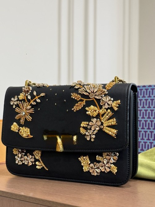 Designer bag, fashionable retro embroidery nail bead crossbody bag, chain three-dimensional flip postal bag, women's bag, trendy handbag, walle