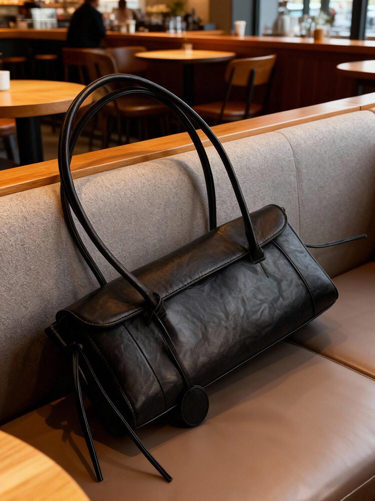 Large-Capacity Black Baguette For Women, New Style, Light Luxury, Niche, High-End Feel, Hand-Grab Pattern, Single Shoulder Underarm Bag