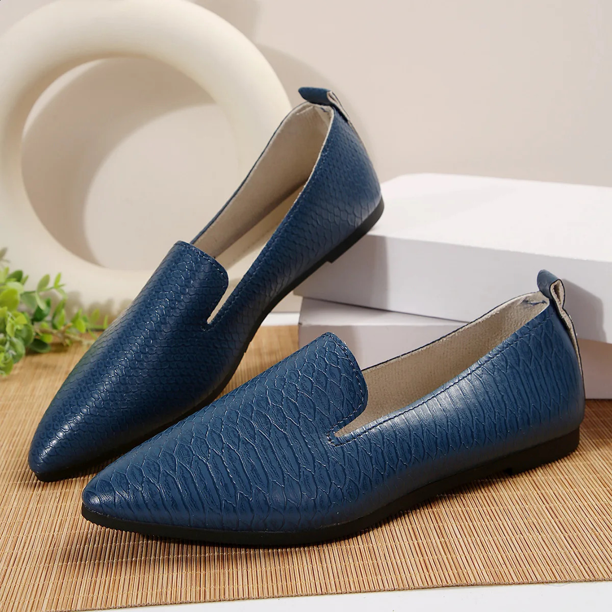Womens Shoes PU Leather Loafers Ballet Flats Pointed Toe Barefoot Slipon Casual Low Heel Fashion Stone Pattern Woman Flat Shoe 260917