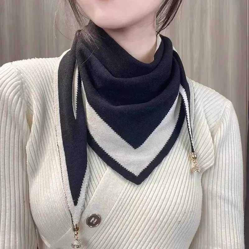 2026 new magnetic buckle silk scarf for women's small square scarf for autumn and winter warmth and cold resistance fashionabl Q260916