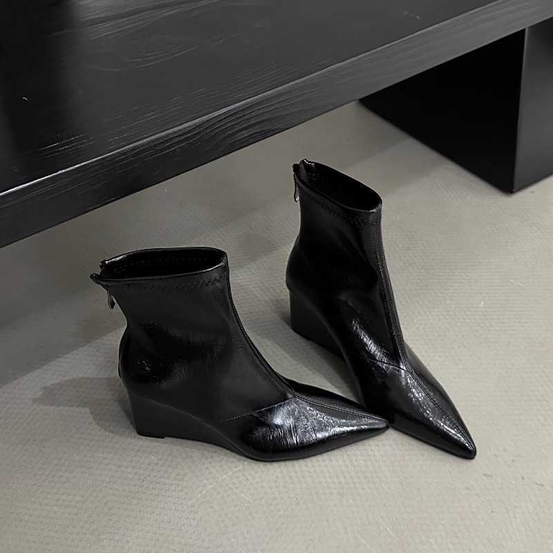 light New Four Seasons style Temperament Pointed toe boots Women's niche Design back zipper fashion Boots 2025 D260916
