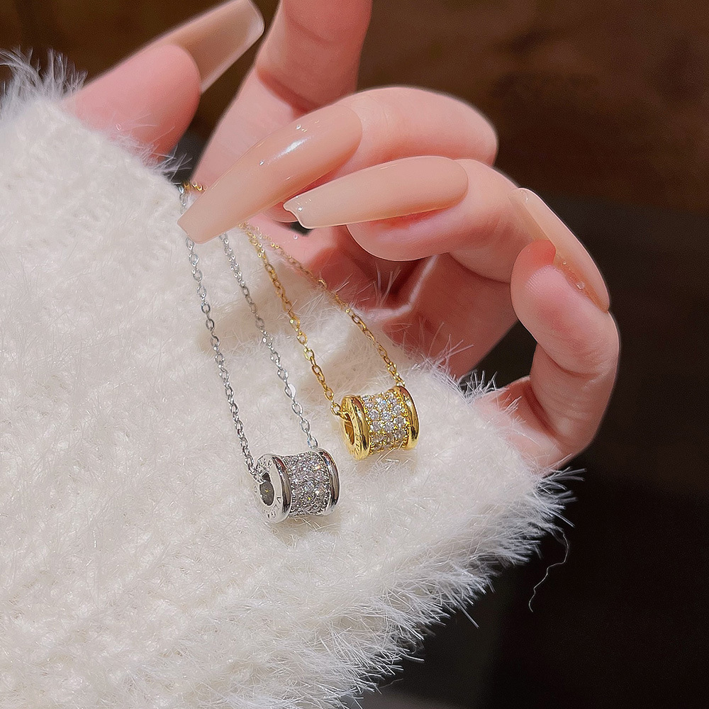 Elegant And Exquisite 18K Real Gold-Plated Titanium Steel Necklace For Women, Niche Light Luxury Design With Starry Pendant