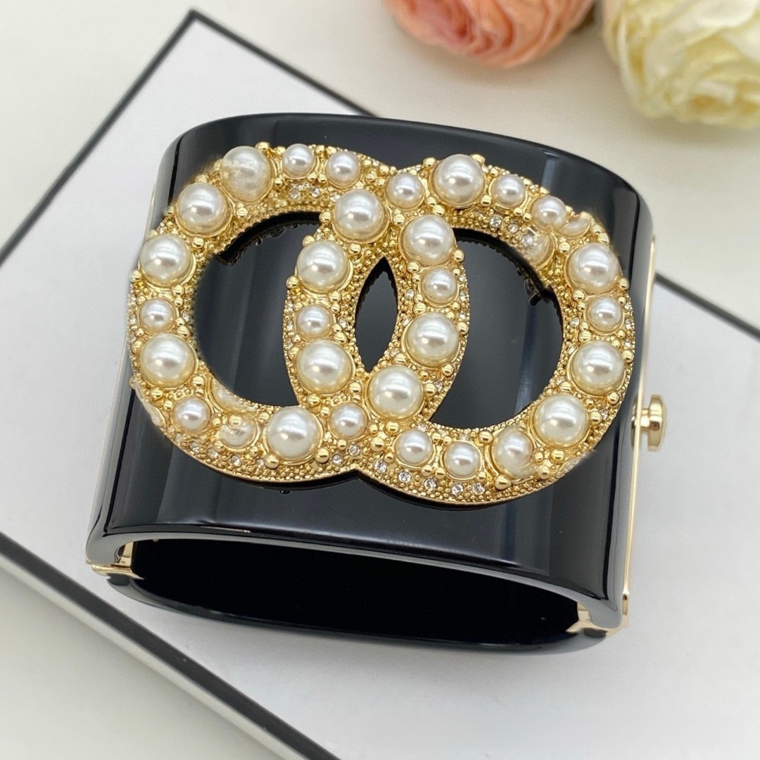 jewellery designer for women chan ellies bracelet homme wide edged black acrylic opening buckle gold bracelet women luxe bijoux classic mens jewelry