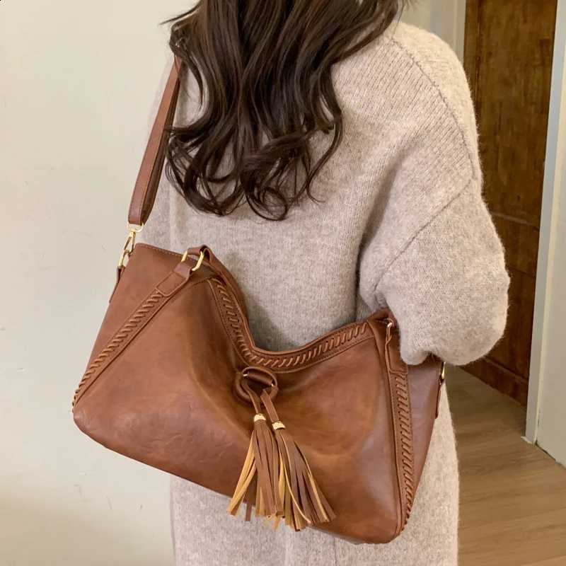 Designer Pu Leather Cmute Vintage Bag Fem Fi Tassel Shoder Bag Europe Style Wen's Cmute Laptop Bag Travel Crossbody Tote J260916