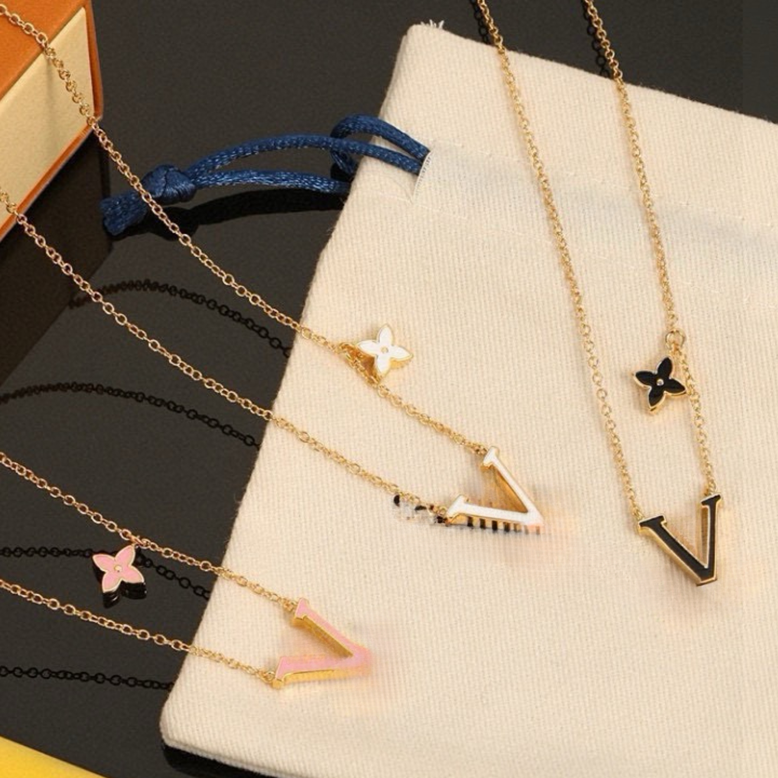 Luxury Designer Necklace Top Quality Letter Pendant Jewelry Bright Cutting 360 Degree Dazzling Simple Elegant Highly Recognizable Pink Black White W