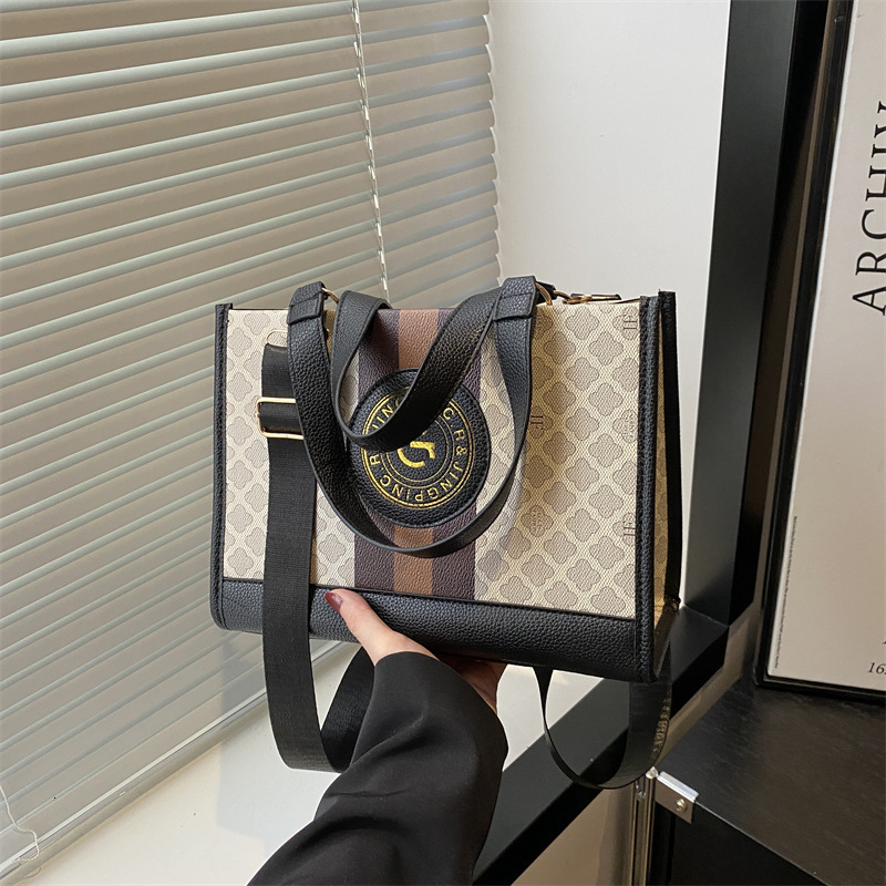TB BHULAMTE Large-Capacity New Model In Two-Tone Design, 2025 Fashion Simple And Stylish With Gold Stamping, Suitable Commuting, Can Be Used As A Ha