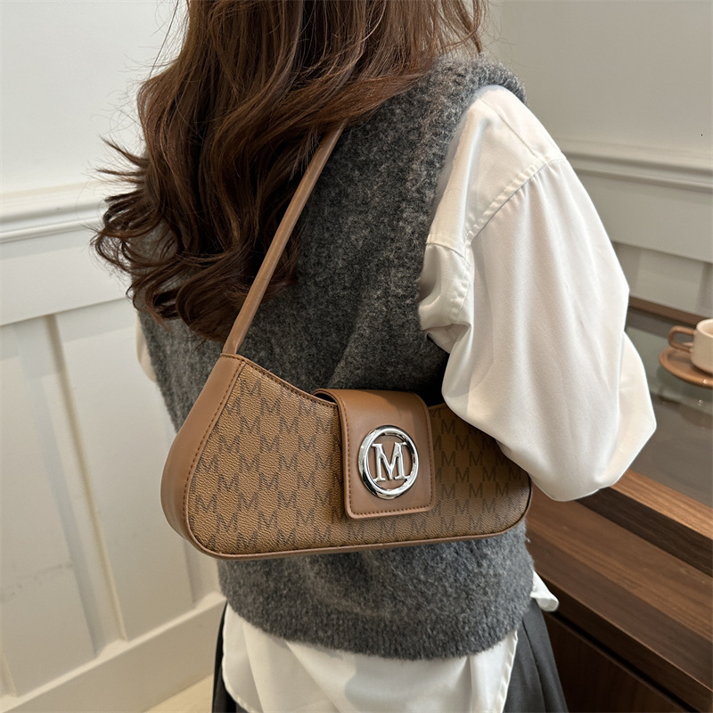 French-Style Niche Underarm 2026 Spring New Collection, Solid-Color Shoulder Bag, Stylish And Chic For Commuting, Small Baguette-Style Crossbody Bag