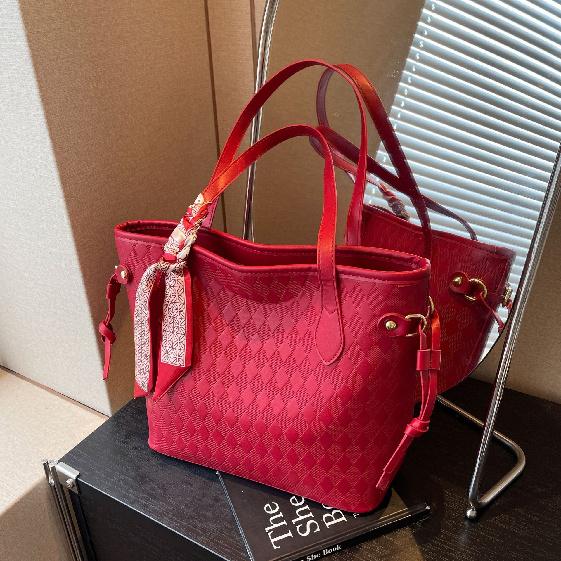 Wedding Large Capacity for Women 2023 New Fashionable Bride Commuter Shoulder Versatile Internet Celebrity Tote Bag