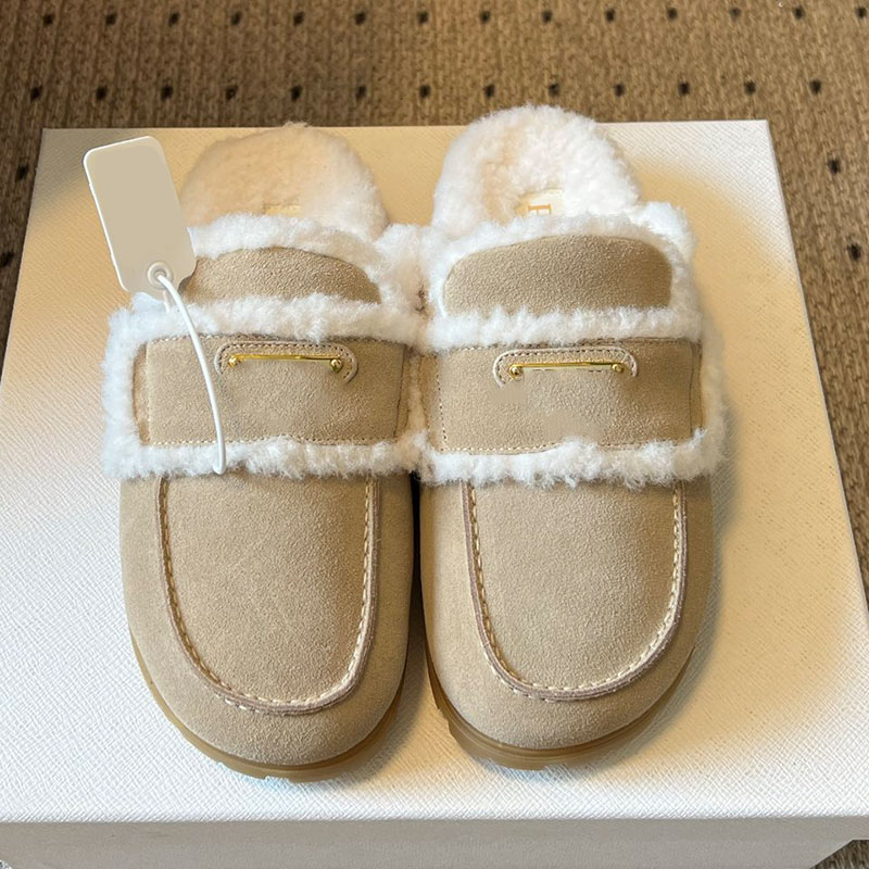 Suede Shearling Mules Womens Soft Warm Mule 1R129O Designer Enameled Metal Logo Boken Shoes Ladie Winter College Style Slippers Lug Tread Size 35 41