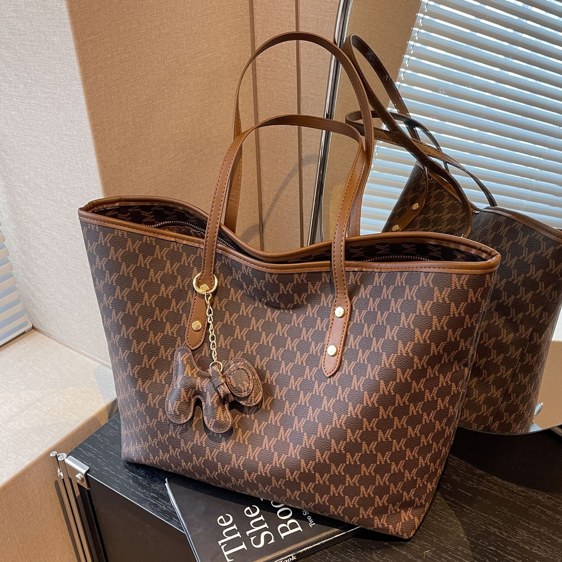 High-end Fashionable Versatile Handbag for Women 2023 New Trendy Internet Celebrity Hot Single Shoulder Large Capacity Tote Bag