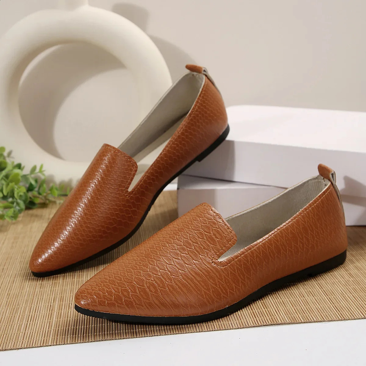 Women's Shoes PU Leather Loafers Ballet Flats Pointed Toe Barefoot Slipon Casual Low Heel Fashion Stone Pattern Woman Flat Shoe 260916