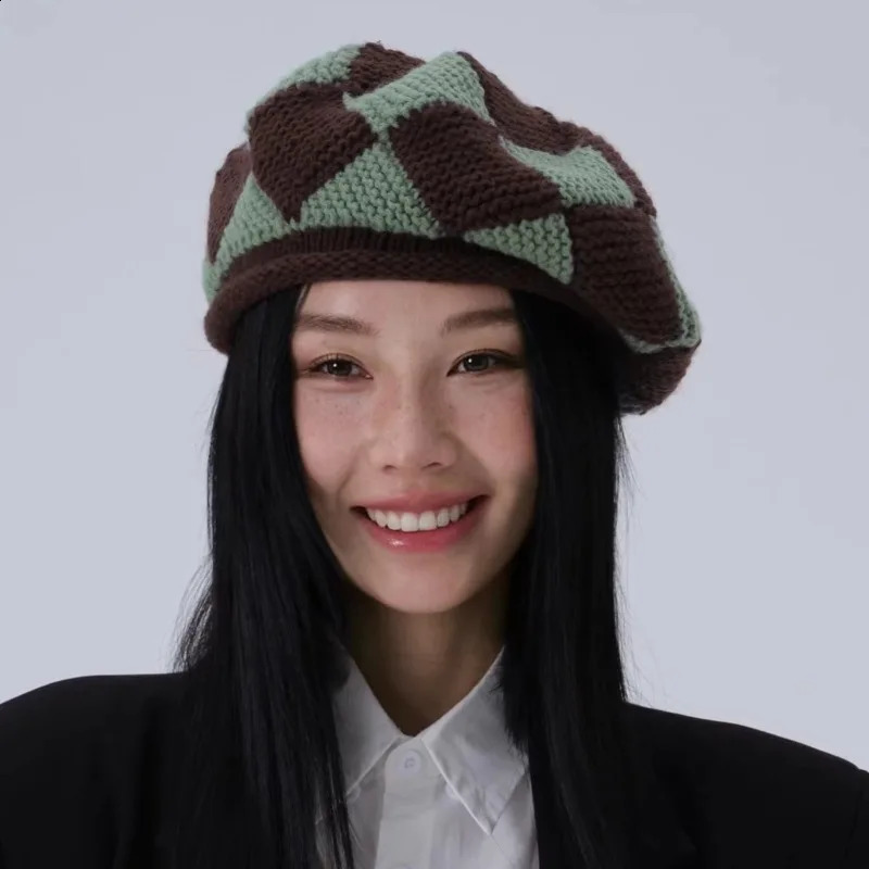 Retro Contrasting Color Plaid Knitted Berets for Women Autumn Winter Travel Warm Fashion Versatile Elegant Literary Painter Hat 260916
