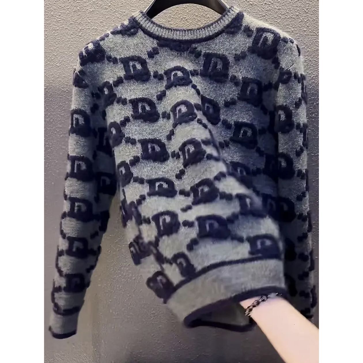 Same Style As The Live Stream: European Autumn/Winter New Arrivals, High-End Custom-Made Men's Pullover Knit Sweater, A Popular And Stylish Pie