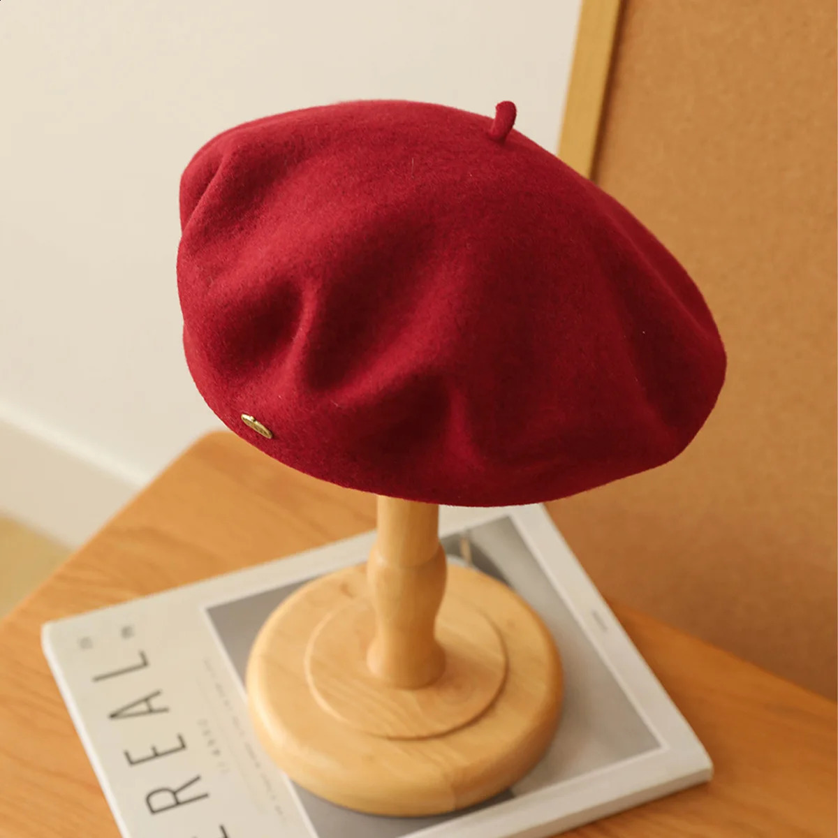 Women's Winter Wool Beret Hat Vintage Satin Embroidery Solid Color Beanie with Copper Buckle Warm Painter Cap for Ladies Fashion 260916