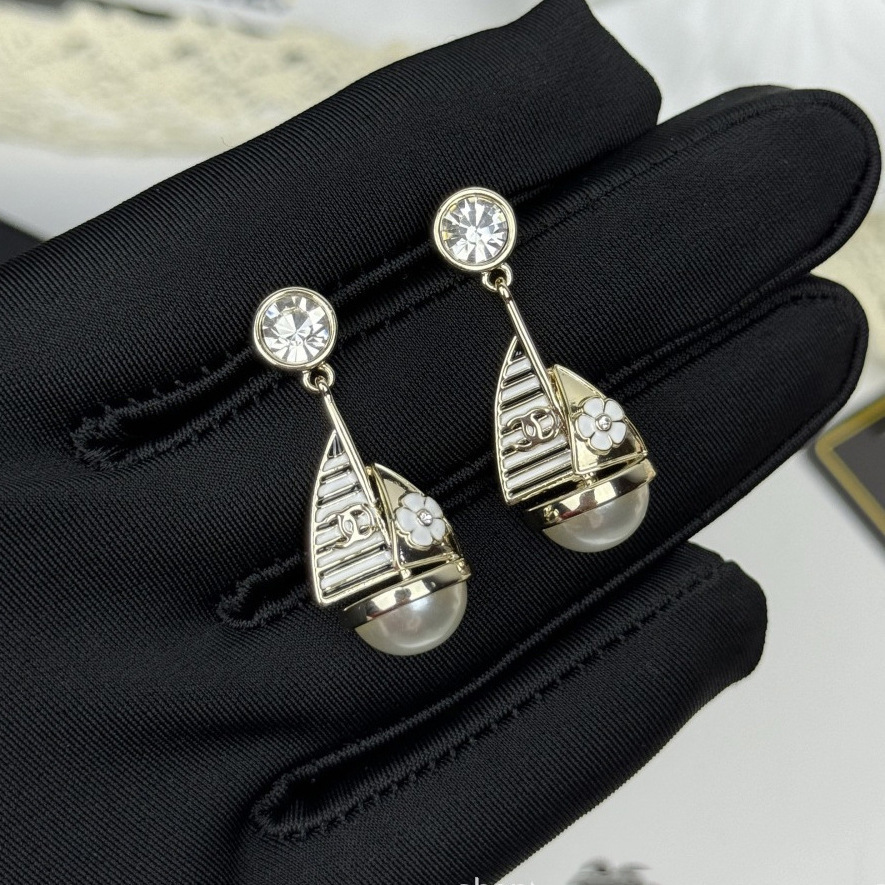 Designer Jewelry cc earrings Sailboat Pearl Fashionable and Unique Light Stud earrings
