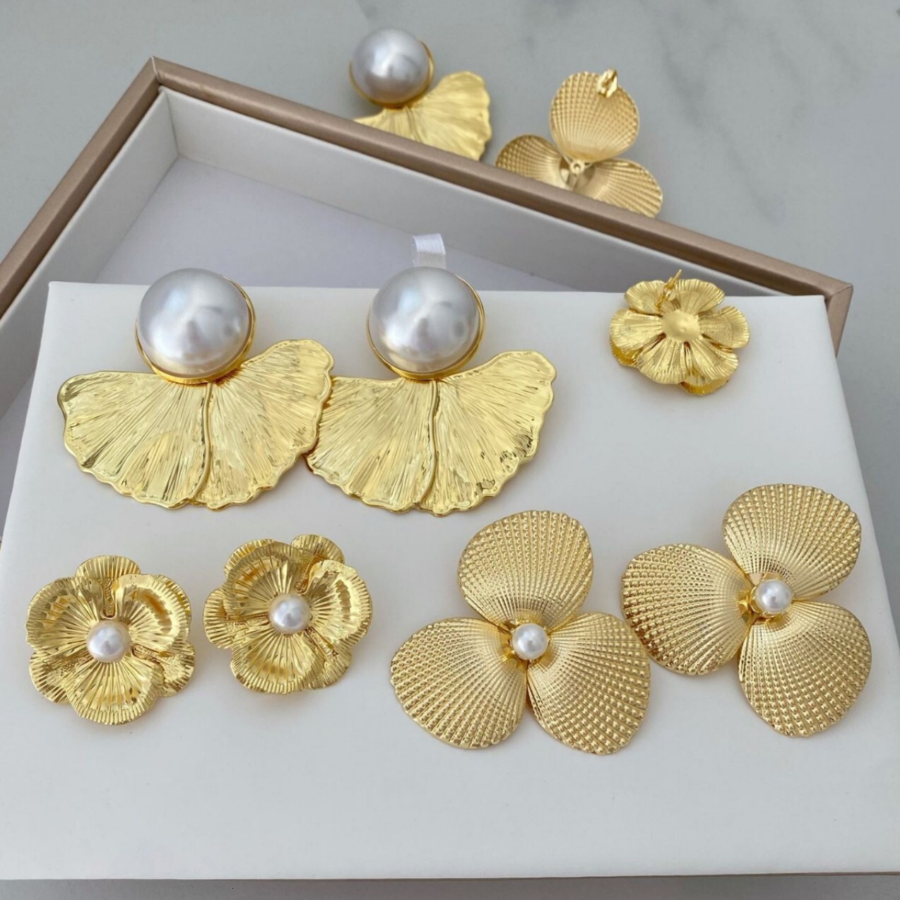 Luxurious Designer Retro Exaggerated Personalized Maple Leaf Flower Fashion Earrings, Golden Petals With Pearls, Exquisite And Three-dimensional Ear