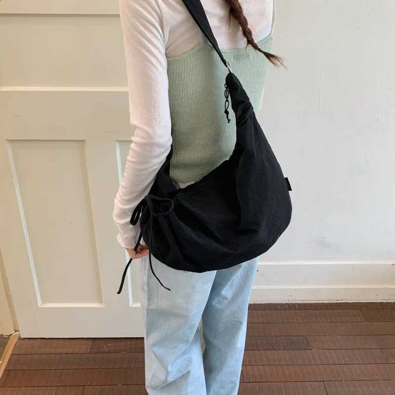 Designer 2026 New Minimalist Lightweight Lazy Style Large Capacity Crossbody Bag Solid Casual Korean Style Relaxed Cmuter Shoder Bag J260916