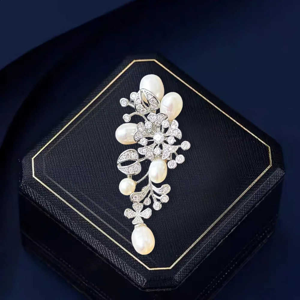 Pearl New Designer Freshwater Flower Brooch Exquisite Broche Pendant Dual-purpose Autumn and Winter Coat Jacket Woman Accessori J260915