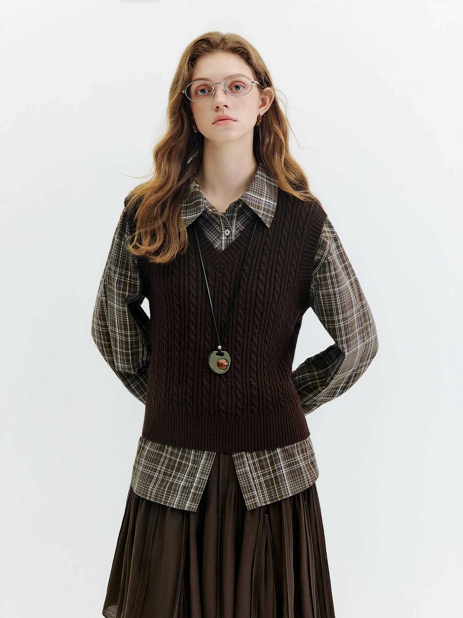 Arrival FSLE New 2026 Autumn Women's Vintage Minimalist Retro Style V-Neck Cable Knit Vest Wool Blend Sleeveless Sweater TopW260915