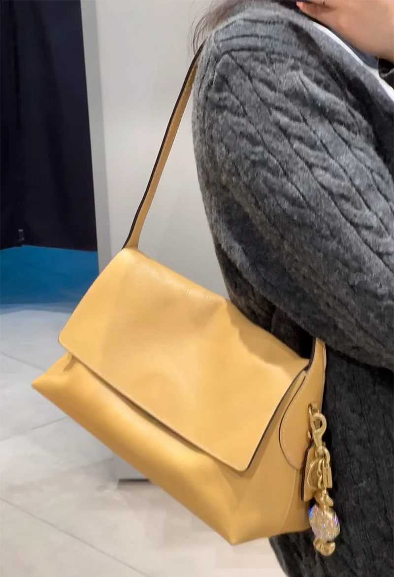 Designer Bag Big e Shoder Fem Genuine Suede Skin Luxury Fi Cover Open Simple Messenger School College Bag Ladies Rose Red J260916