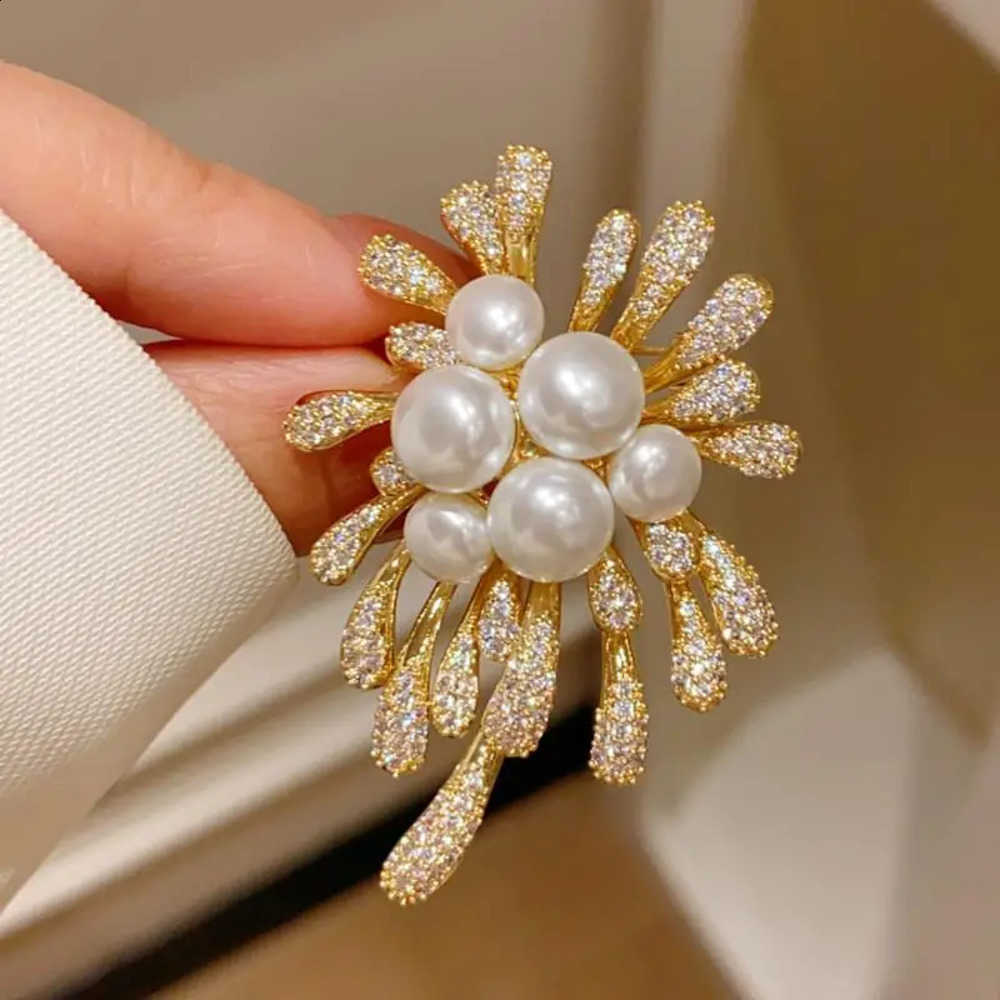 New Arrival Light 2026 Luxury Elegant Simple Imitation Pearl Crystal Brooch Fashion Sweet Geometry Metal Jewelry Party Gifts J260915