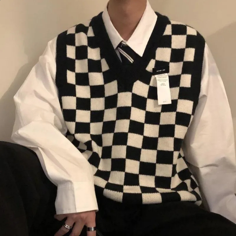 Sweater Vest Autumn Loose Men's Checkerboard Plaid Vintage V-neck Sleeveless Knitted Vests Color Contrast Casual Sweaters 260916