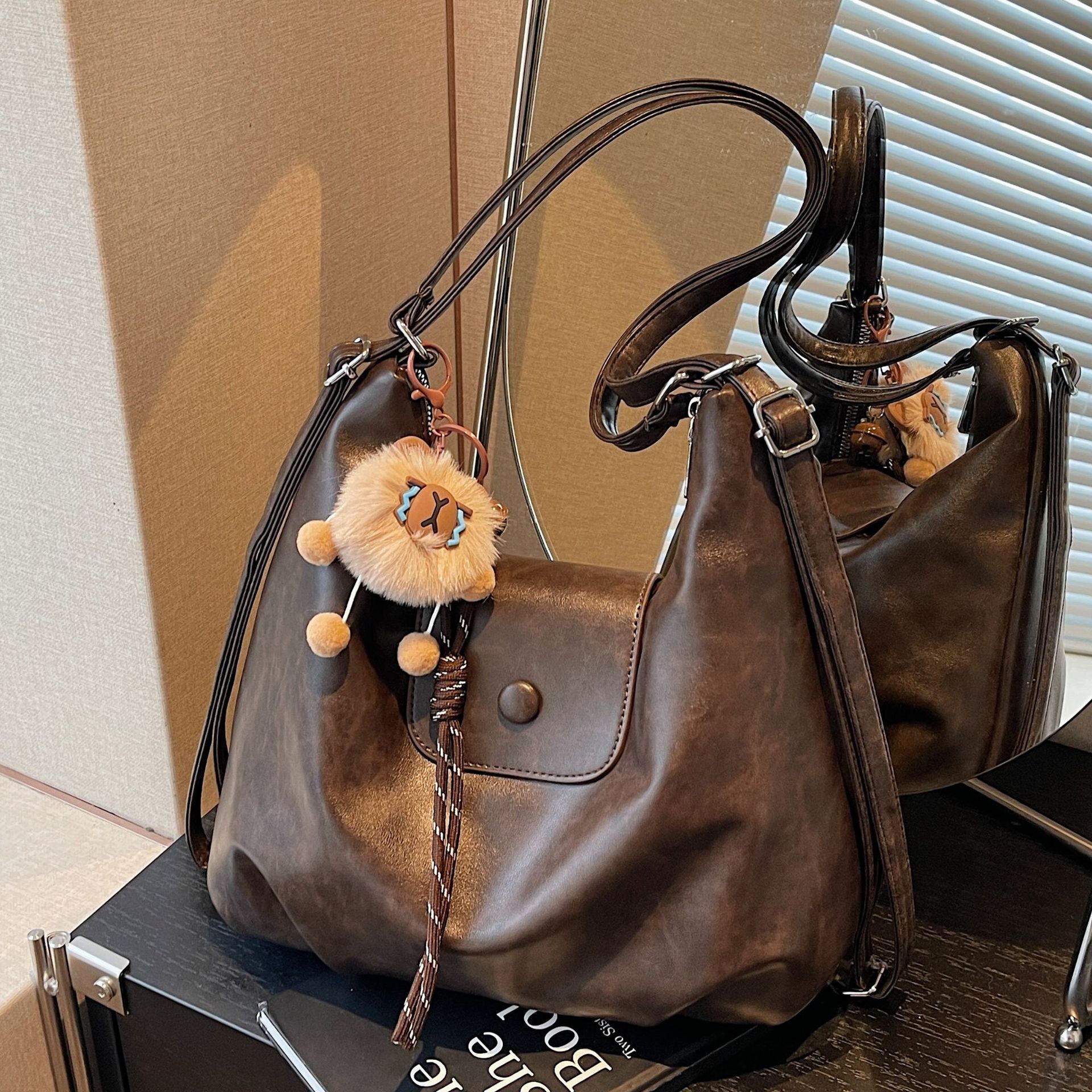 Tote Women's 2025 New Large Capacity Commuter Niche Design Shoulder Bag Lightweight Travel Backpack