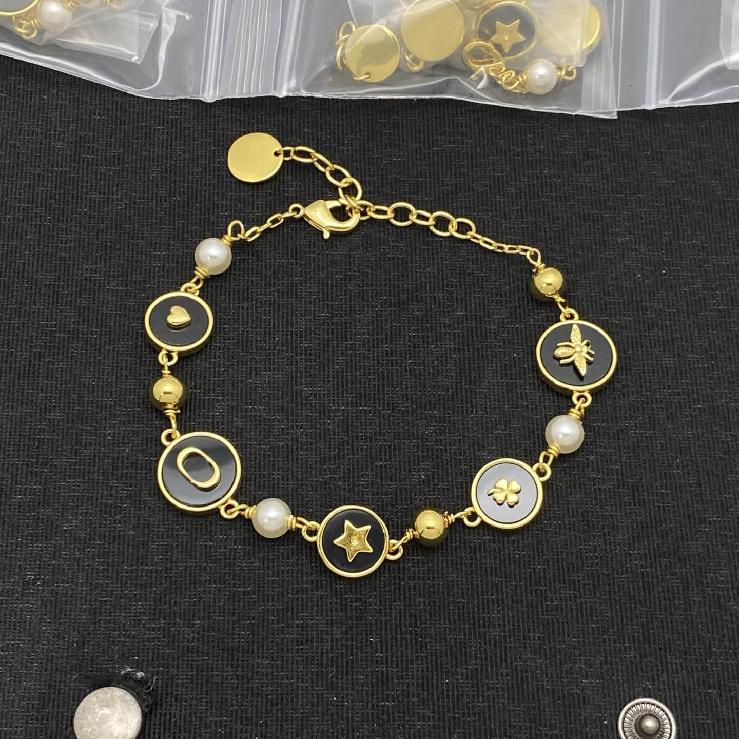 Fashion Gold Plated Multi Pattern Round Bracelet Mixed Bee Heart Clover Charms Pearl Beaded Chain Bracelet for Ladies Holiday Casual Wear Accessorie