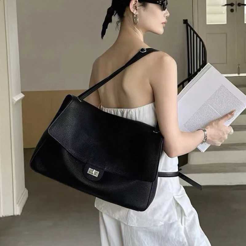 Designer Flap 2026 Brand Designer Lock Shoder Bags Wen Genuine Leather Large Capacity Lady Tote Bag INS Fi Cmute Messenger Bag J260916