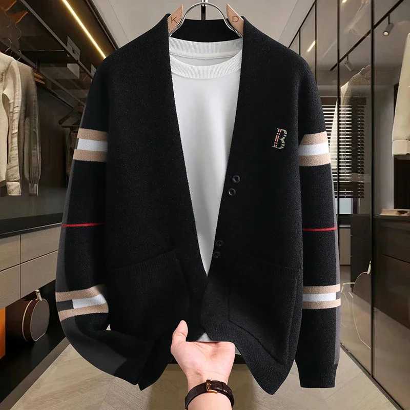 2025 Autumn Men's Sweaters Luxury Striped Jacquard Knit Cardigan Casual Business Collarless Jackets Knitted Coat Tops Q260915