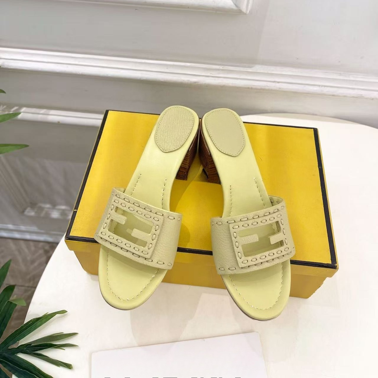 A19 Women Hollow Block Heel Mules Cowhide Upper Sheepskin Lining Genuine Leather Outsole 5.5cm Block Heel Top Quality Original Packaging