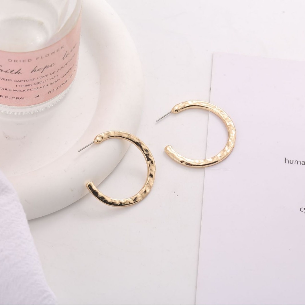 Round, irregularly patterned, hammered-style earrings, European American fashion, trendy and stylish, popular among influencers, lightweight luxury,