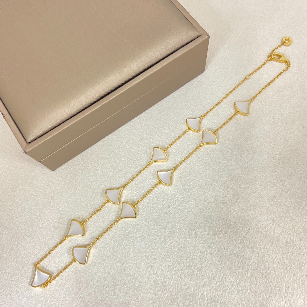 Designer White Fan Pendant Chain Necklace Gold Plated Elegant Women Jewelry Wedding Party Statement Accessory Gifts