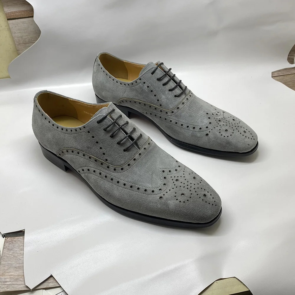 4 Colors y Man Shoes Genuine Leather Soft Cow Suede Brogue Carving Oxfords Casual Elegant Social Shoe Male Wedding Dress 260916