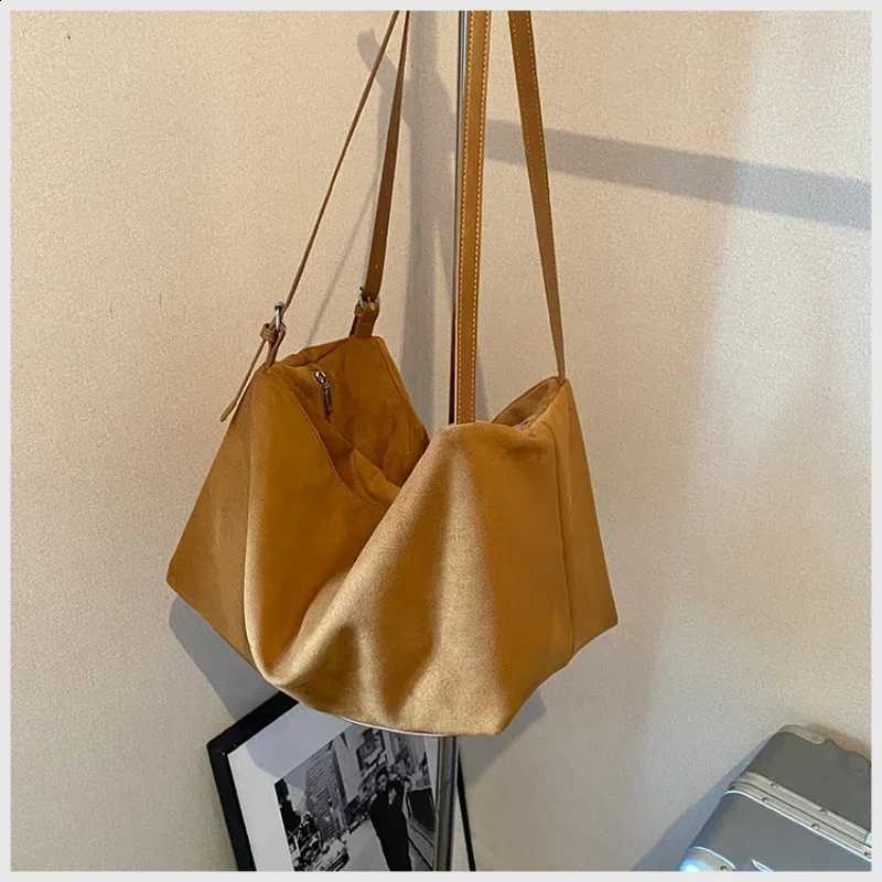 Designer Suede Casual Large Capacity Bag for Wen 2024 New Autumn and Winter Cmuting Shoder Bag Short Distance Fitness Bag J260916