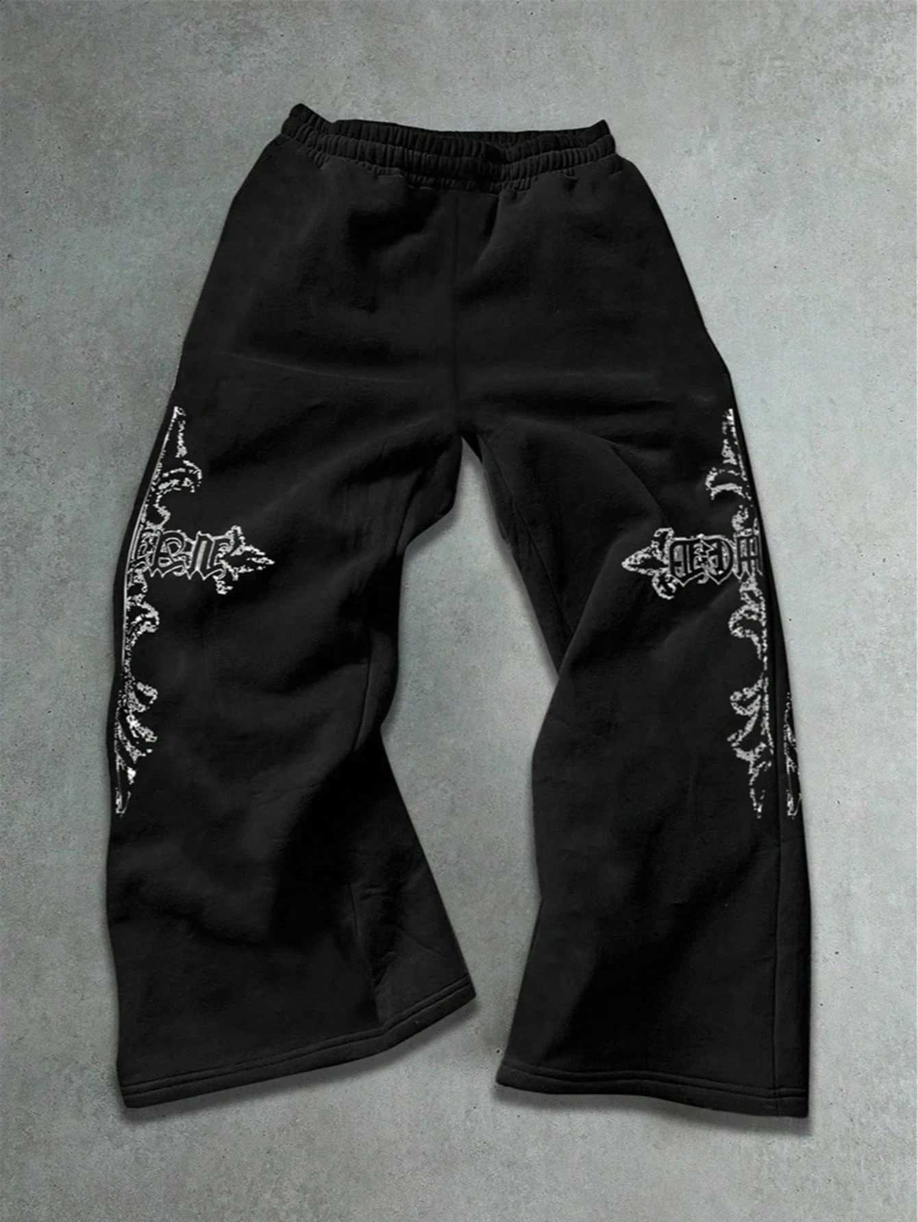 Cross-print straight-leg sweatpants with a loose fit. Unisex street style and casual style. Comfortable in all seasons. D2609161