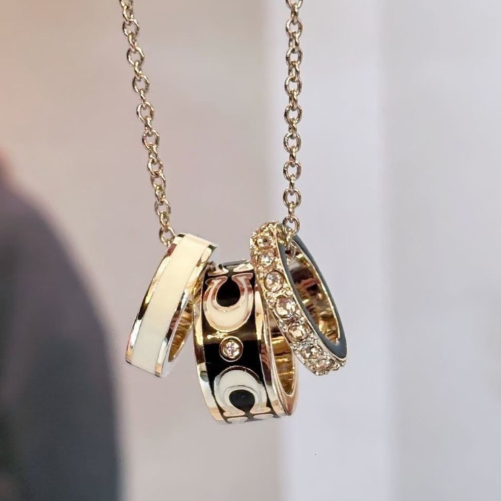 Collier pendentif rotatif à trois couches pour femmes, incrusté de cristal strass, lettres porte-bonheur, colliers à breloques de styliste