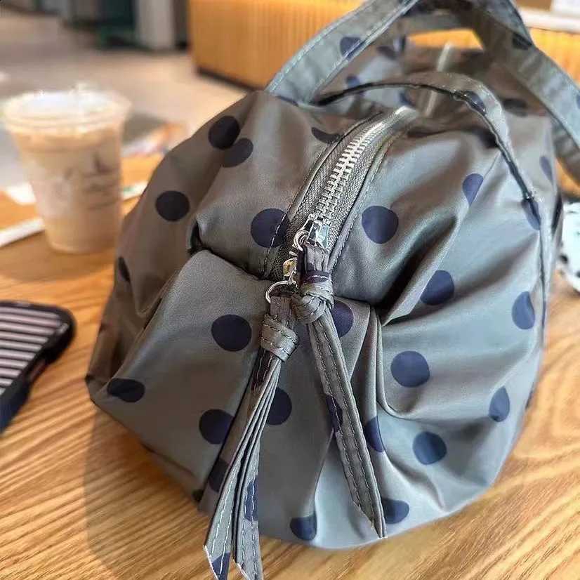 Designer Handbag Korean Polka Nyl Dot Tote Bag Lightweight Wen Casual Cmute Shoder Bag Large Capacity Sports Foldable Storage Bag J260916