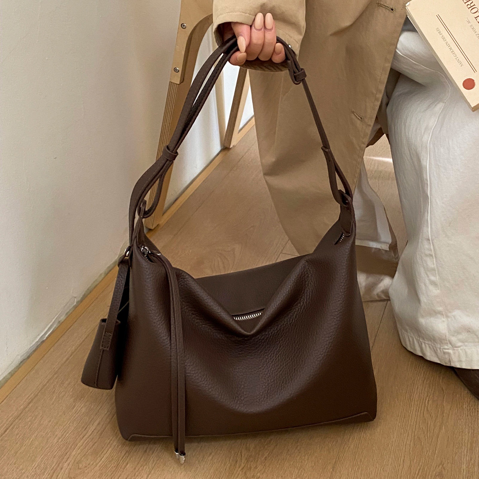 Niche retro soft leather tote for women, 2026 new model, large-capacity mother-daughter bag, fashionable versatile shoulder and crossbody bag