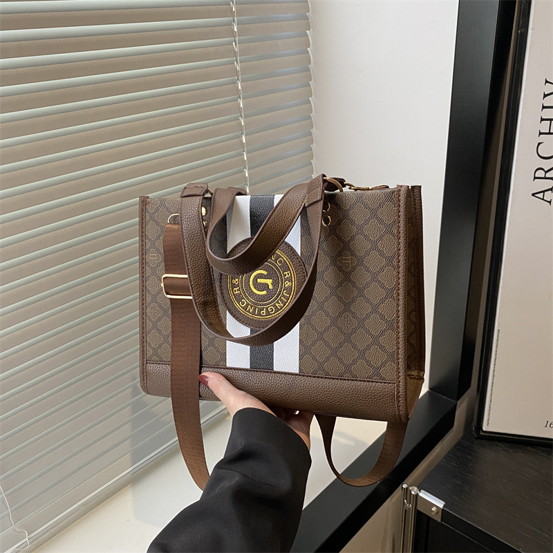 Large-Capacity New Model In Two-Tone Design, 2025 Fashion Simple And Stylish With Gold Stamping, Suitable Commuting, Can Be Used As A Handbag, Shoul