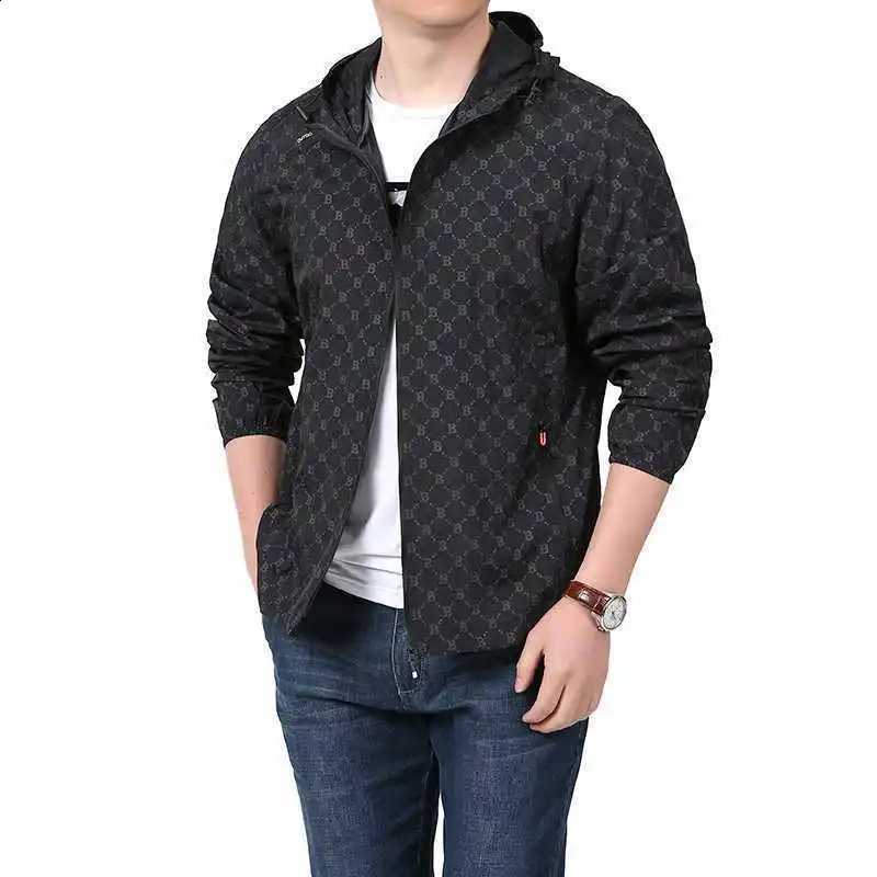 Summer New Men Thin Lightweight Jackets Outdoor Hooded Climbing Breathable Jackets Sunscreen Coats Men Quick Drying Casual Coats C260917