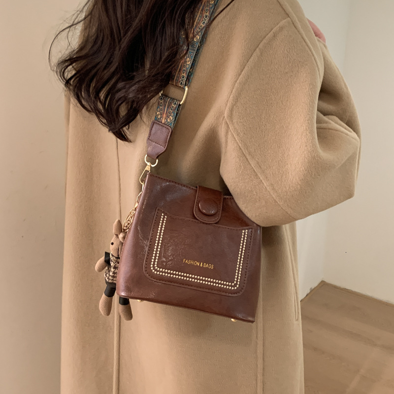 TB BHULAMTE Retro, Niche-Style, High-Quality, Large-Capacity For Women; New Commuter Shoulder Crossbody Bag, And Bucket Bag With Patchwork Design