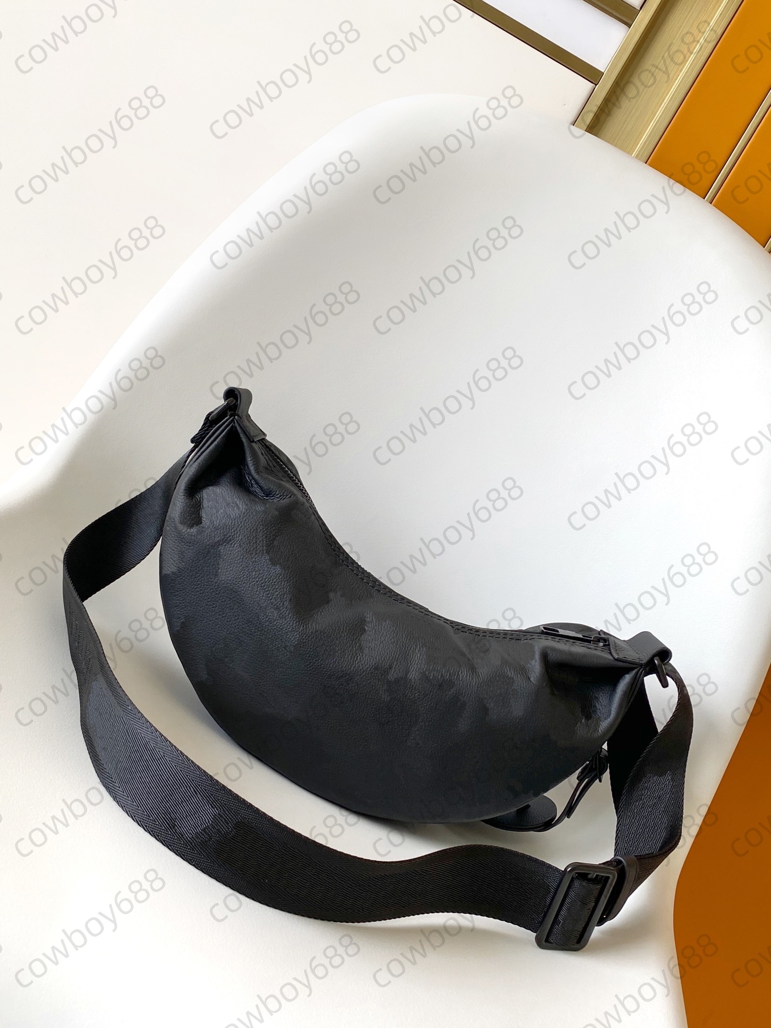 Élégant sac à main émaillé avec lettres, matériau authentique et durable par les plus grandes marques de mode