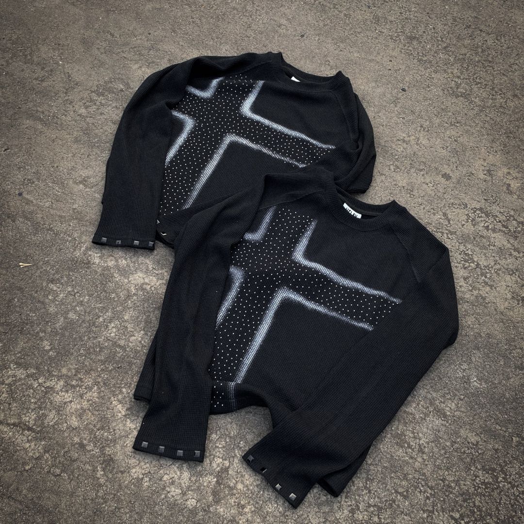 High-street rhinestone cross waffle long-sleeve with gradient spray-printed cuffs and rivets, slim-fit punk style black base layer f9