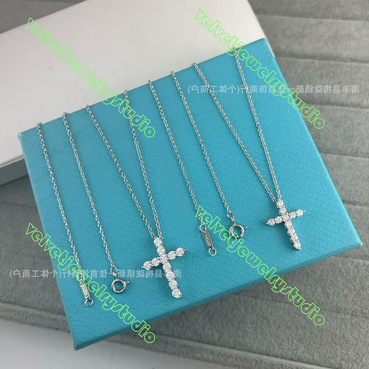 Designer Womens Mens Jewelry Necklace T-Brand Full-Diamond Dazzling Round Diamond Cross Pendant Necklace For Women Lightweight Niche Versatile Clavi